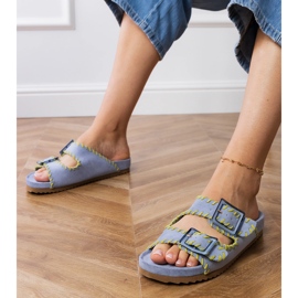 Flip -flops albastru cu cleme și broderie pe dungi 1