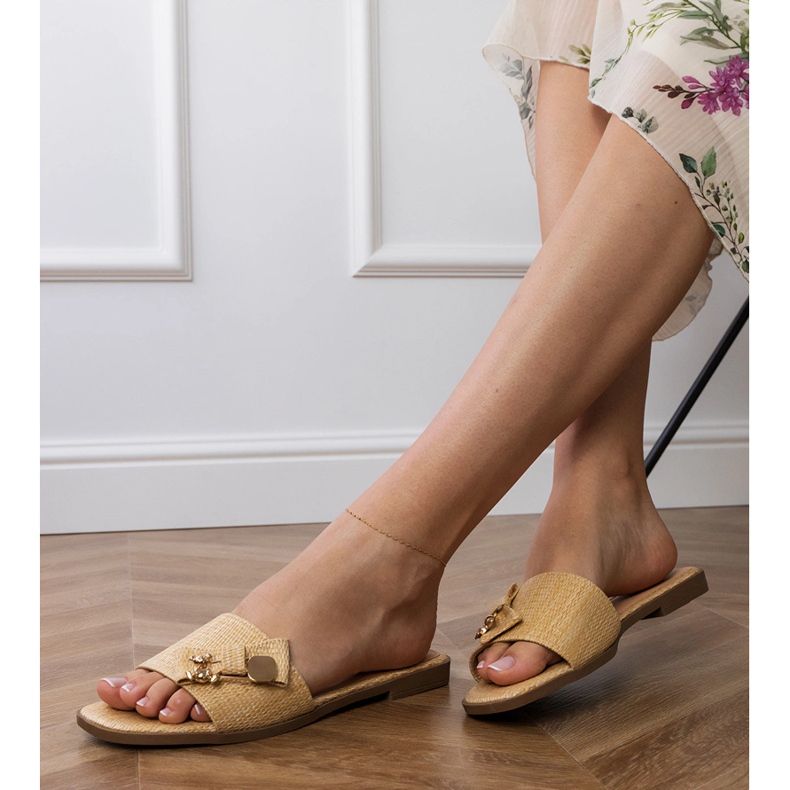 Flip -flops beige cu o decorare aurii bej 2 Flip -flops beige cu o decorare aurii bej 2