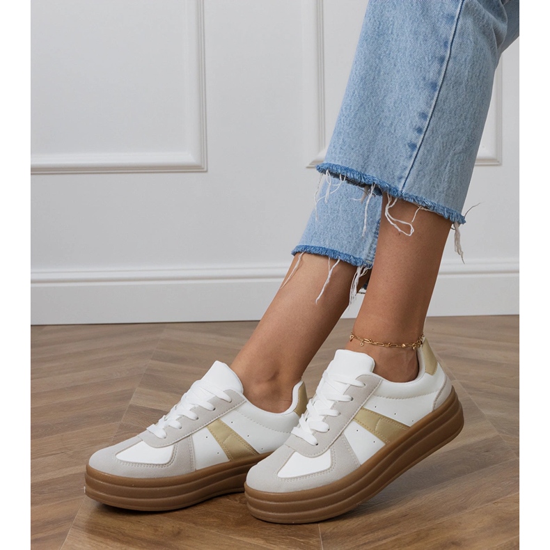 Tenisi albi de dama pe platforma 2