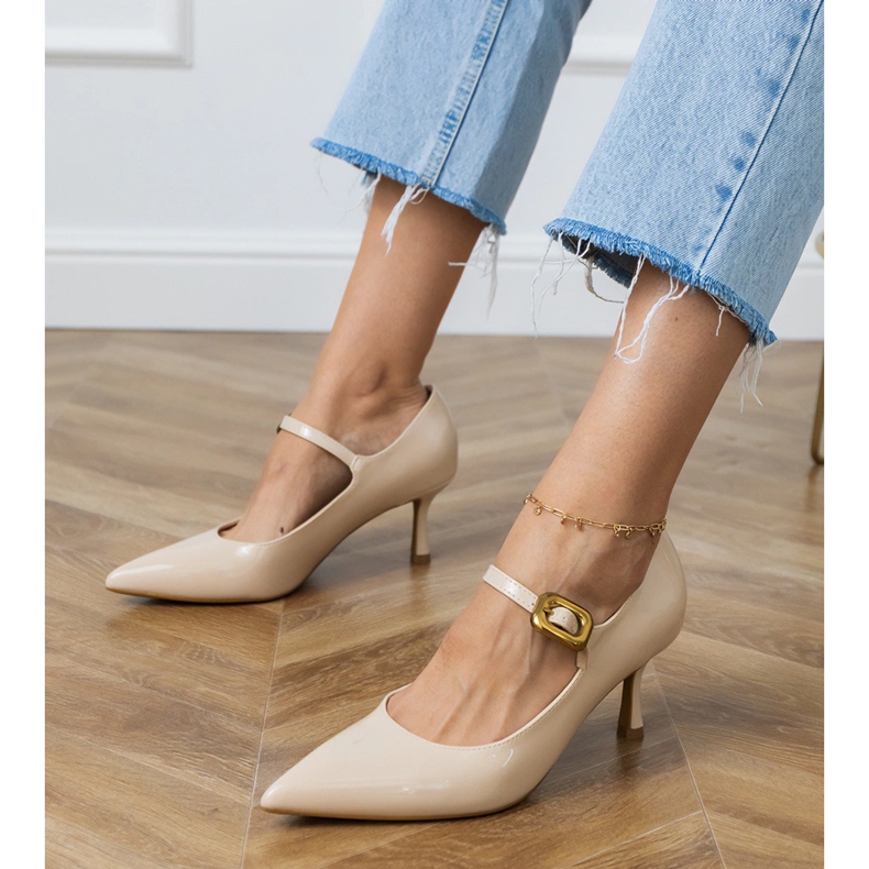 Pompe clasice bej cu o cataramă decorativă 1