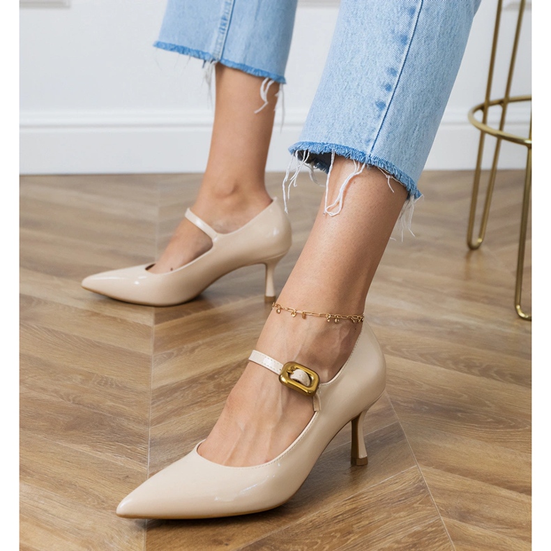 Pompe clasice bej cu o cataramă decorativă 2