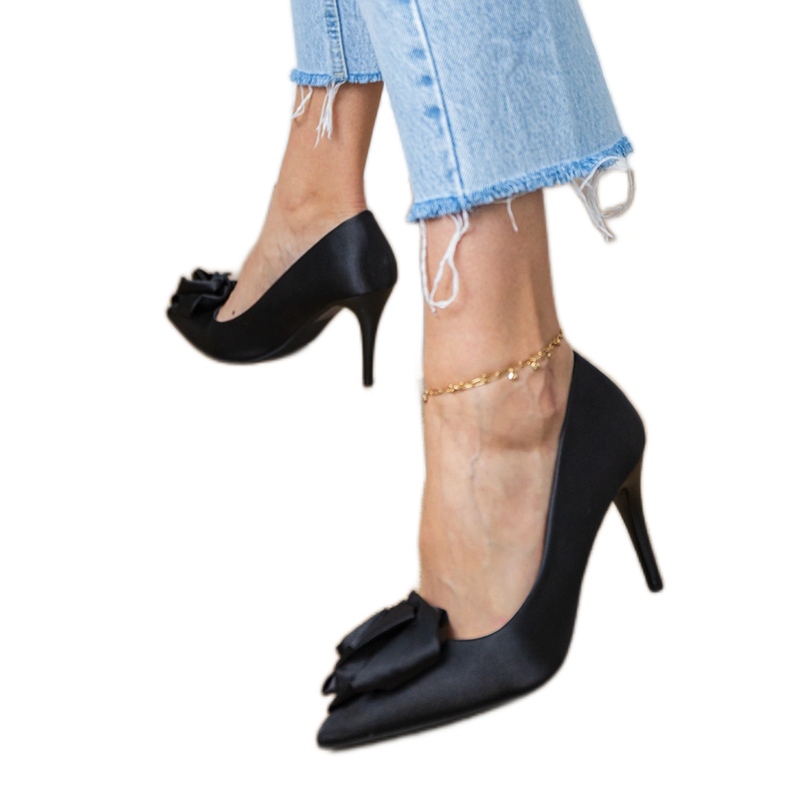 Pompe din satin negru cu o floare 1