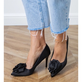 Pompe din satin negru cu o floare 2