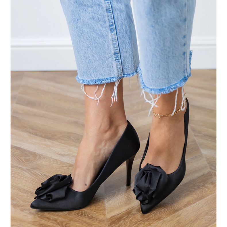 Pompe din satin negru cu o floare 2