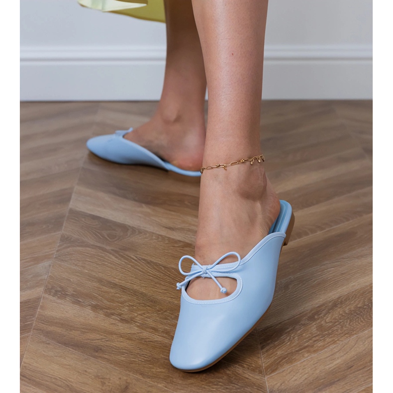 Flip -flop -uri albastre construite pe o talpă plană albastru 1