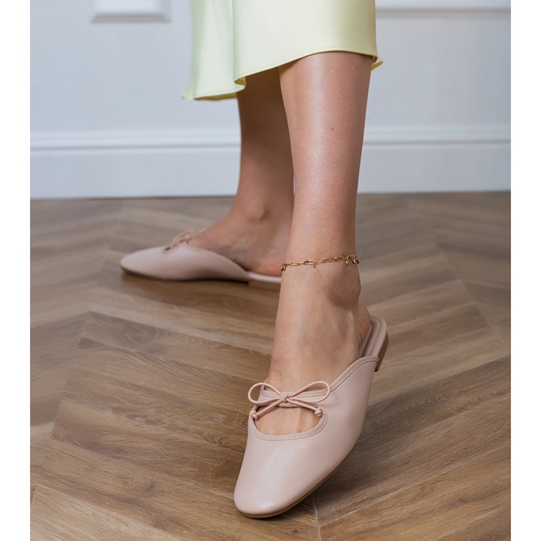 Flip -flop -uri bej construite pe o talpă plată 1