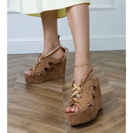 Sandale cu pană maro cu dantelă decorativă 1 Sandale cu pană maro cu dantelă decorativă 1