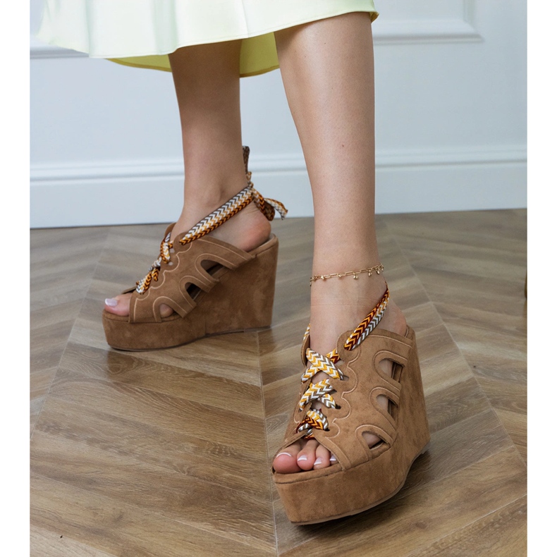 Sandale cu pană maro cu dantelă decorativă 1 Sandale cu pană maro cu dantelă decorativă 1