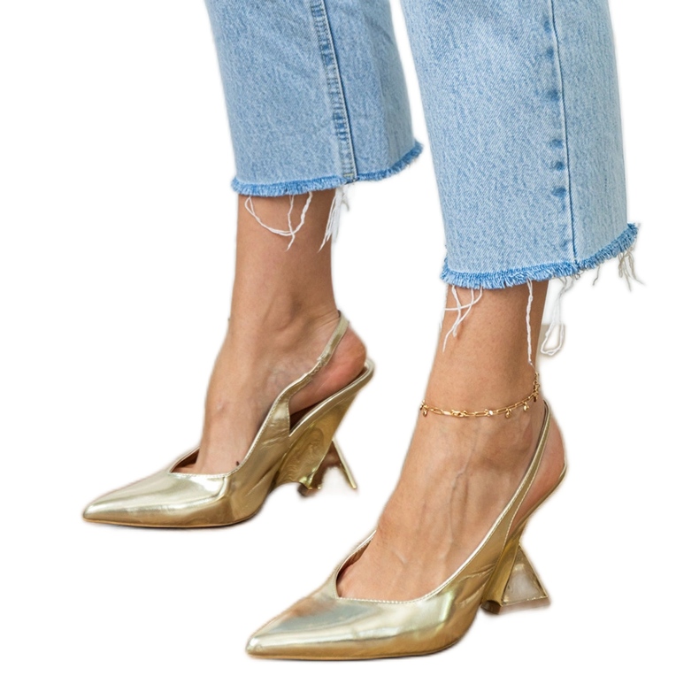 Sandale de aur pe o pană geometrică 1 Sandale de aur pe o pană geometrică 1