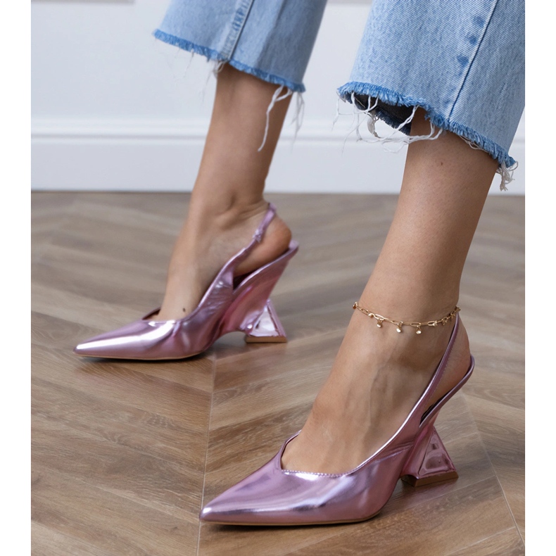 Sandale violet pe o pană geometrică 1