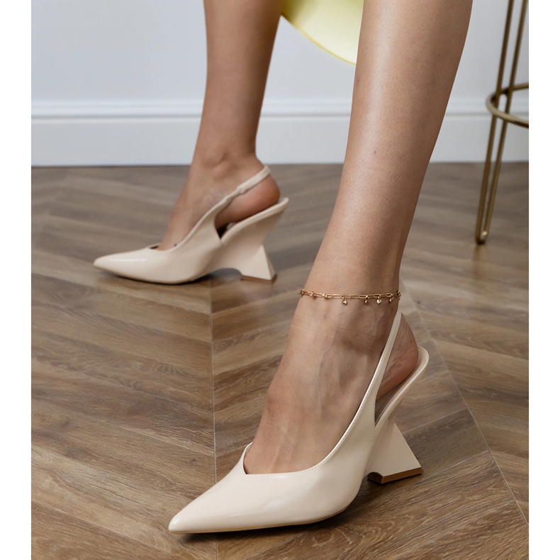 Sandale bej pe o pană geometrică 2