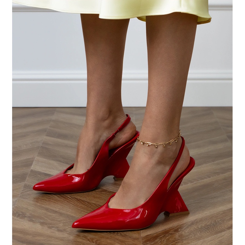 Sandale roșii pe o pană geometrică roșu 1