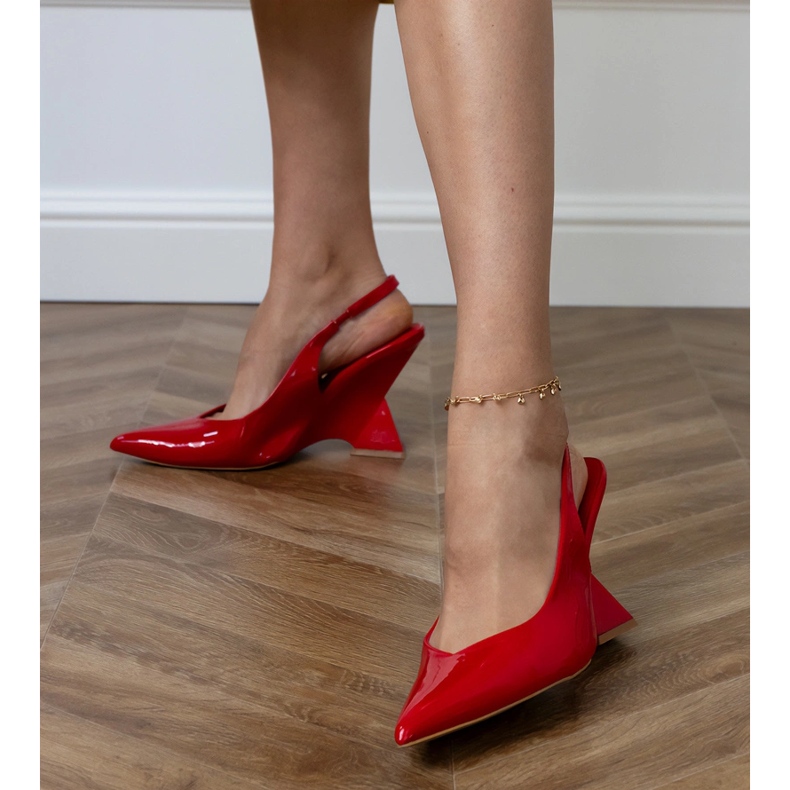 Sandale roșii pe o pană geometrică roșu 2