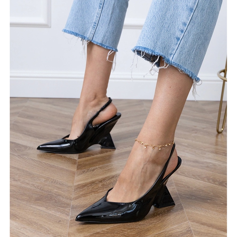 Sandale negre pe o pană geometrică negru 1 Sandale negre pe o pană geometrică negru 1