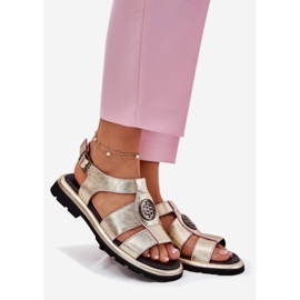 Sandale de piele pentru femei lăcuite cu un detaliu decorativ Artiker 56C0689 PLN de aur 1