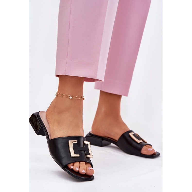 Vinceza Papuci pentru femei elegante pe un bloc cu un detaliu de aur al lui Vincez 62229 Negru 2