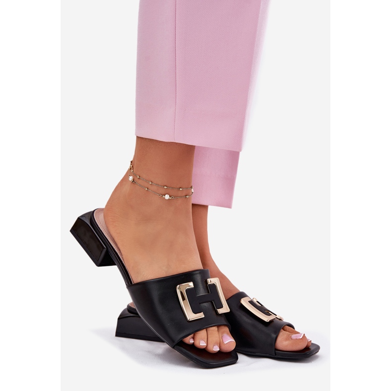 Vinceza Papuci pentru femei elegante pe un bloc cu un detaliu de aur al lui Vincez 62229 Negru 1