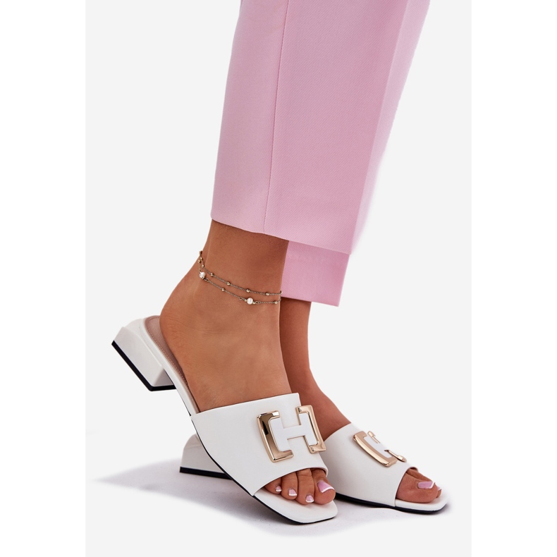 Vinceza Papuci pentru femei elegante pe un bloc cu un detaliu de aur Vincez 62229 White alb 1