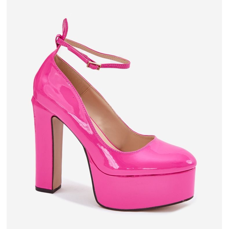 Pompe pictate pe o platformă înaltă și roz 1