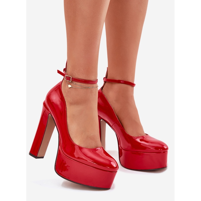 Pompe pictate pe o platformă înaltă și roșie roșu 1 Pompe pictate pe o platformă înaltă și roșie roșu 1