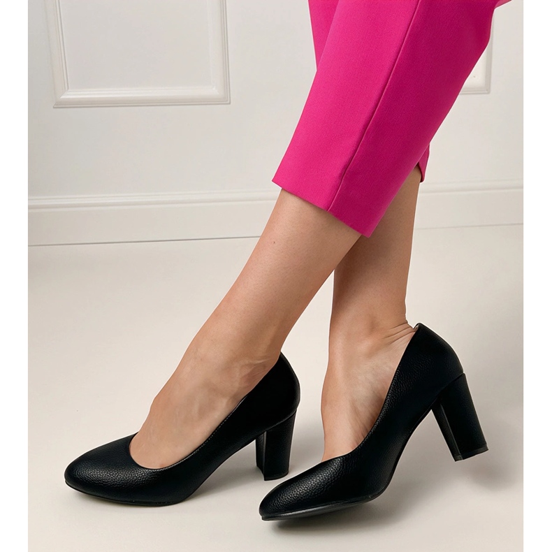 Pompe clasice negre pe post negru 1