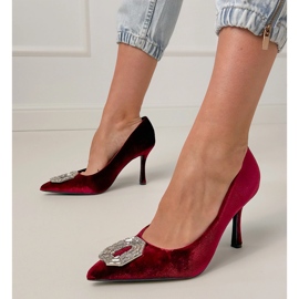 Pompe de Burgundia pe un știft cu zirconi roșu 1 Pompe de Burgundia pe un știft cu zirconi roșu 1