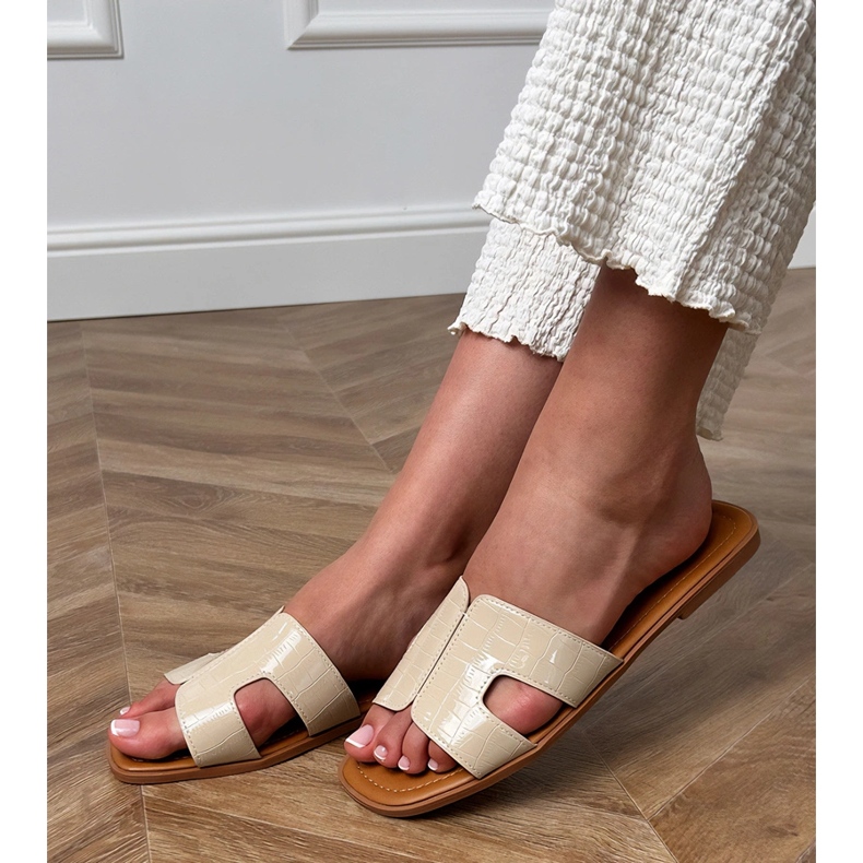 Clapele bej pe o talpă plană cu apăsare 1