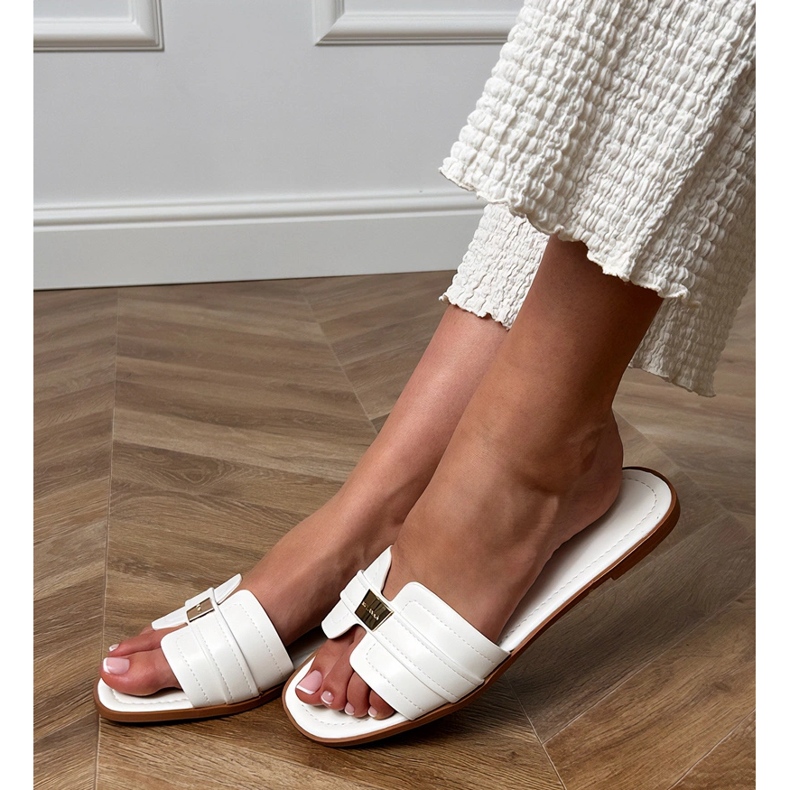 Flip -flops -ul pentru femei albe cu un ornament pe curea 2