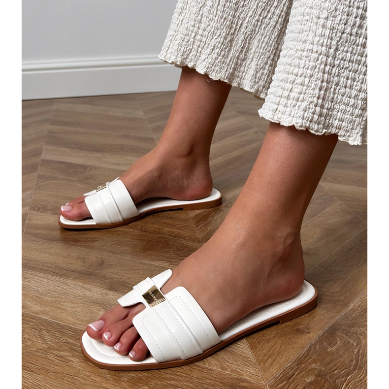 Flip -flops -ul pentru femei albe cu un ornament pe curea 1