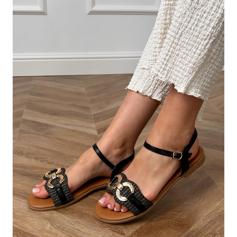 Sandale plate negre cu un decor auriu negru 1