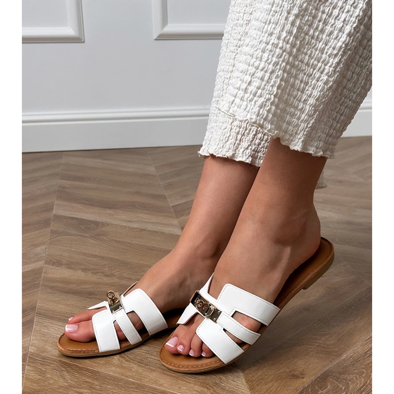 Flip -flops alb cu decupaje pe curea și decor auriu 1