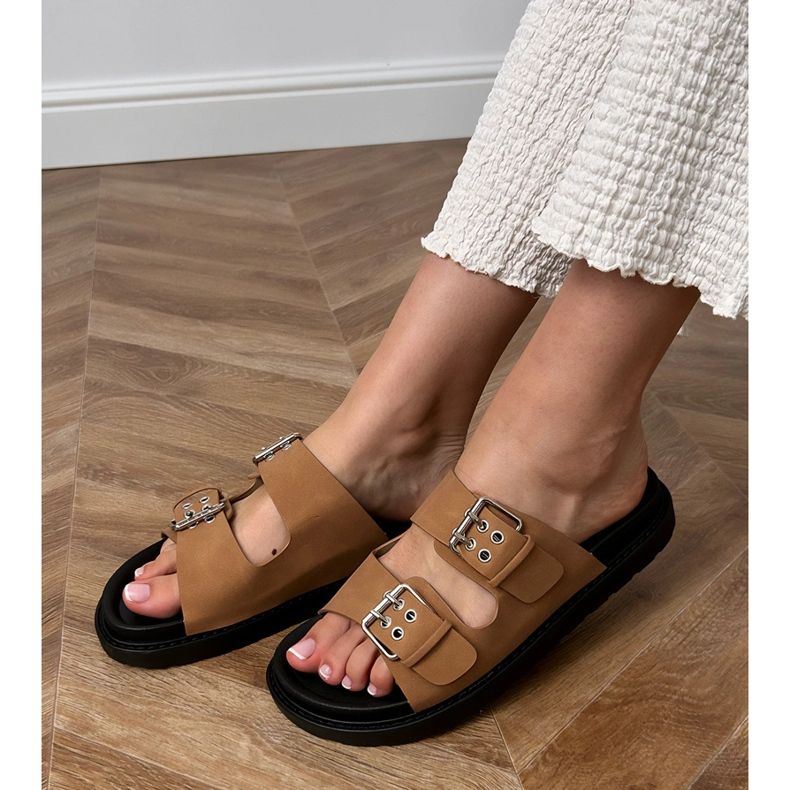 Flip -flip -flops cu cleme pe dungi maro 1