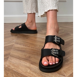 Flip -flops negru cu cleme pe dungi 3