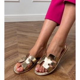 Flip -Flip -Flops decorat cu decupaje de aur 2