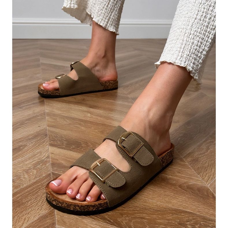 Flip -flops verde cu cleme pe o talpă de plută 2