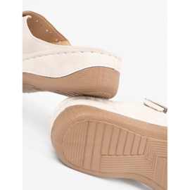 Seastar Papuci pe o pană joasă cu cleme bej 1