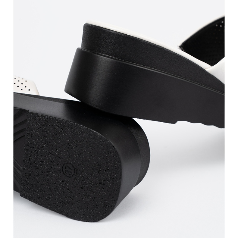 Seastar Flip -uri albe deschise pe platformă 1