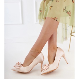 Pompe din satin bej cu o floare 1