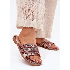 Clapele decorate de burgundie plat roșu 2