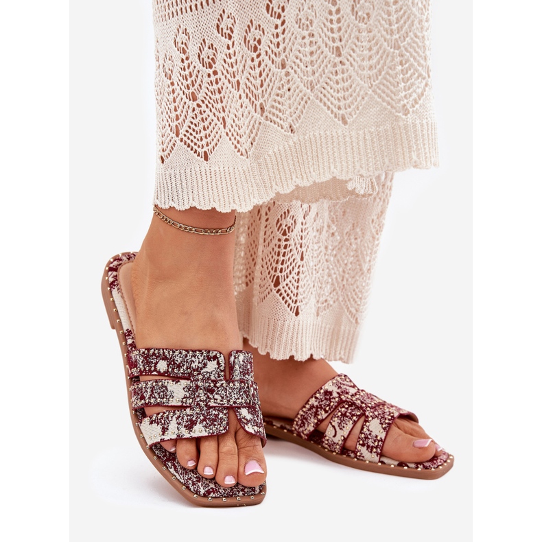 Clapele decorate de burgundie plat roșu 1