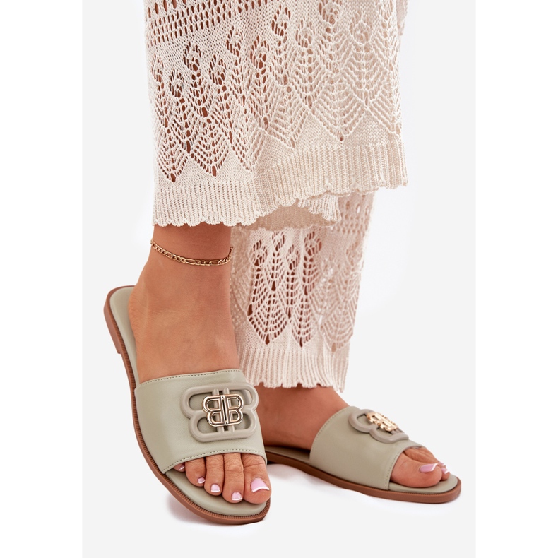 Flip -flops pentru femei cu un detaliu verde decorativ 1