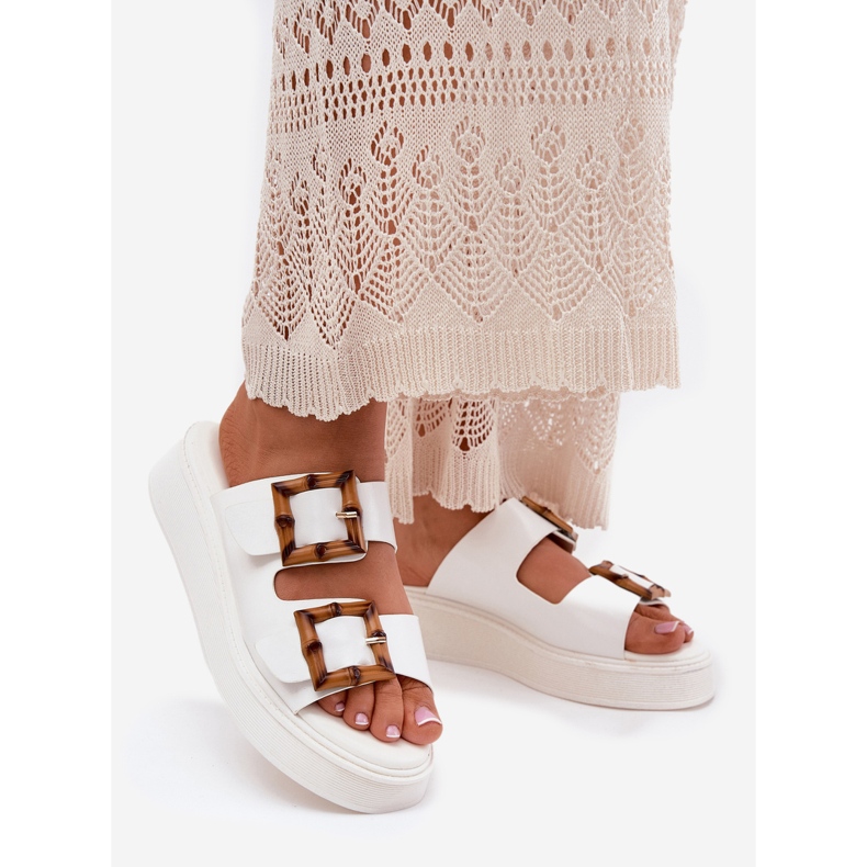 Papuci pentru femei din piele Eco pe platformă cu catarame albe 1