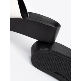 Goodin Flip -flops alb -negru pe o pană joasă 1