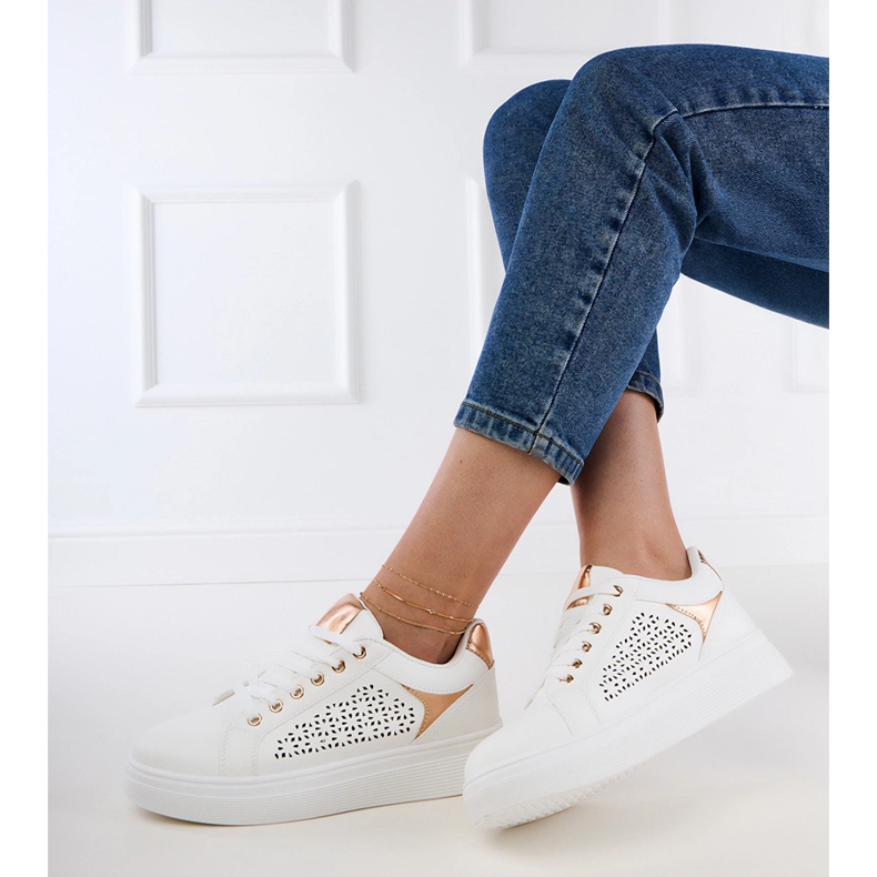 Adidași albi cu inserții de aur pe platformă 2