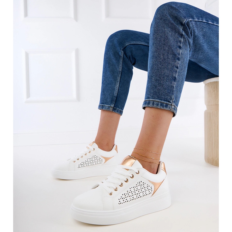 Adidași albi cu inserții de aur pe platformă 1