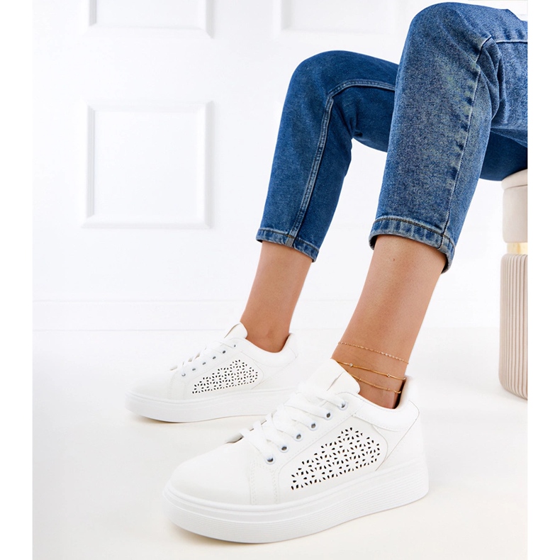 Tenisi albi pe platformă 1