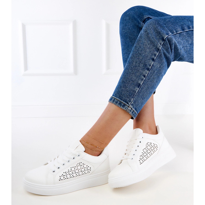 Tenisi albi pe platformă 2