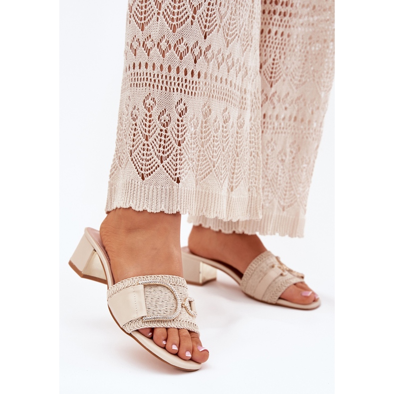 Tocuri înalte pentru femei cu un detaliu decorativ bej 2