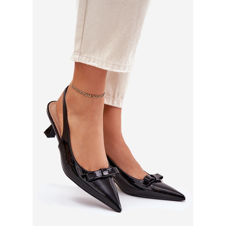 Sandale pictate pe un călcâi înalt cu un arc negru 1