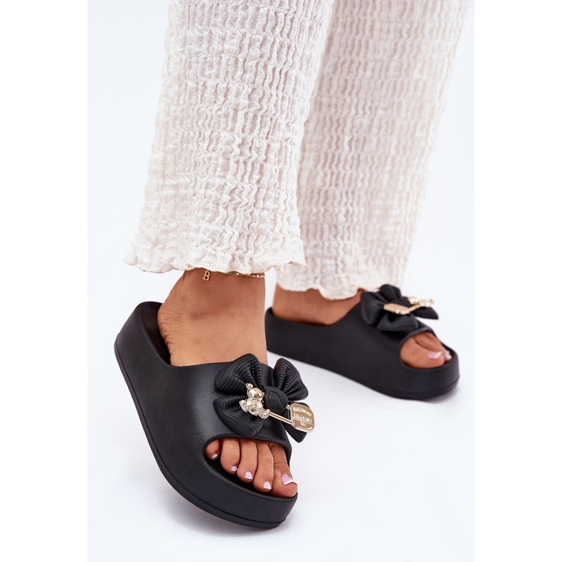 Papuci de spumă pentru femei pe platformă cu un arc și o broșă neagră negru 2 Papuci de spumă pentru femei pe platformă cu un arc și o broșă neagră negru 2